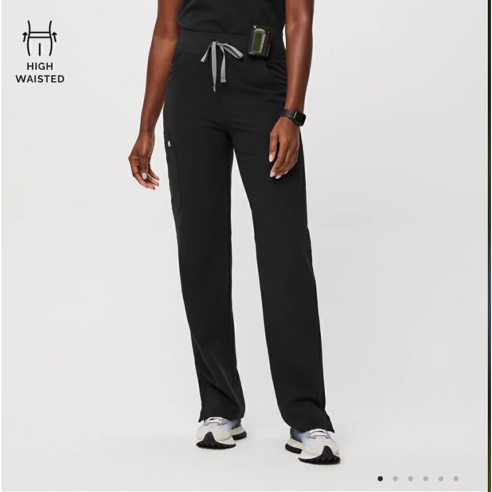 EXCELLENT CONDITION WOMEN’S FIGS KADE CARGO NAVY SCRUB PANTS SIZE SMALL